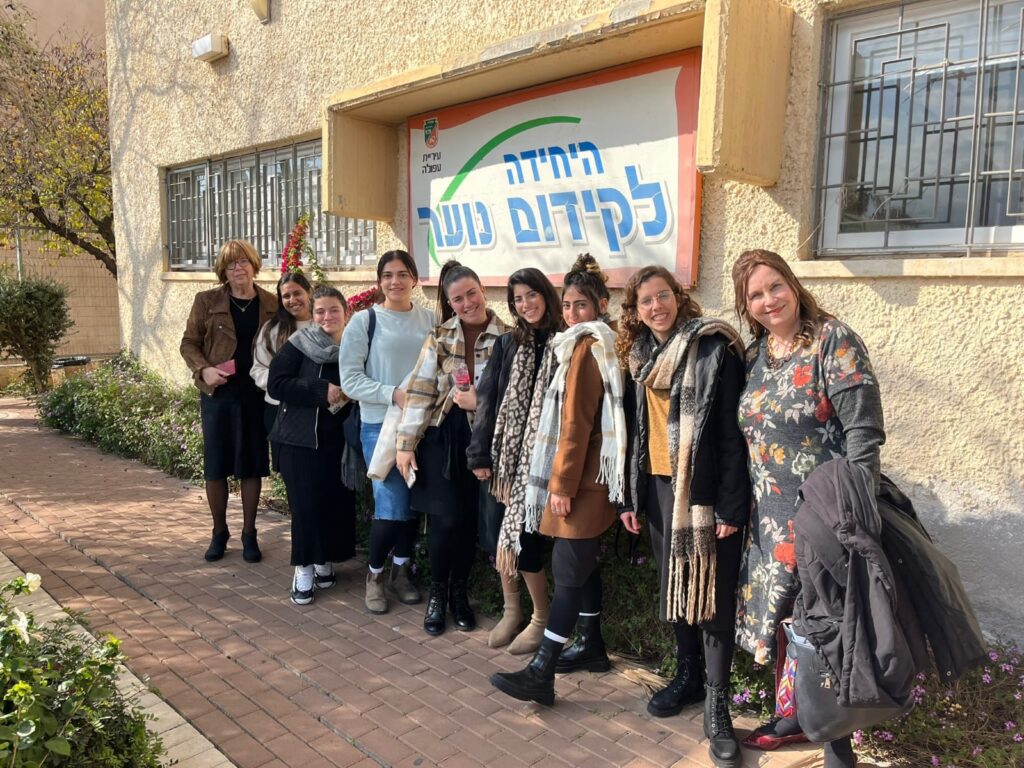 סטודנטיות מבקרות ביחידה לקידום הנוער בעפולה
