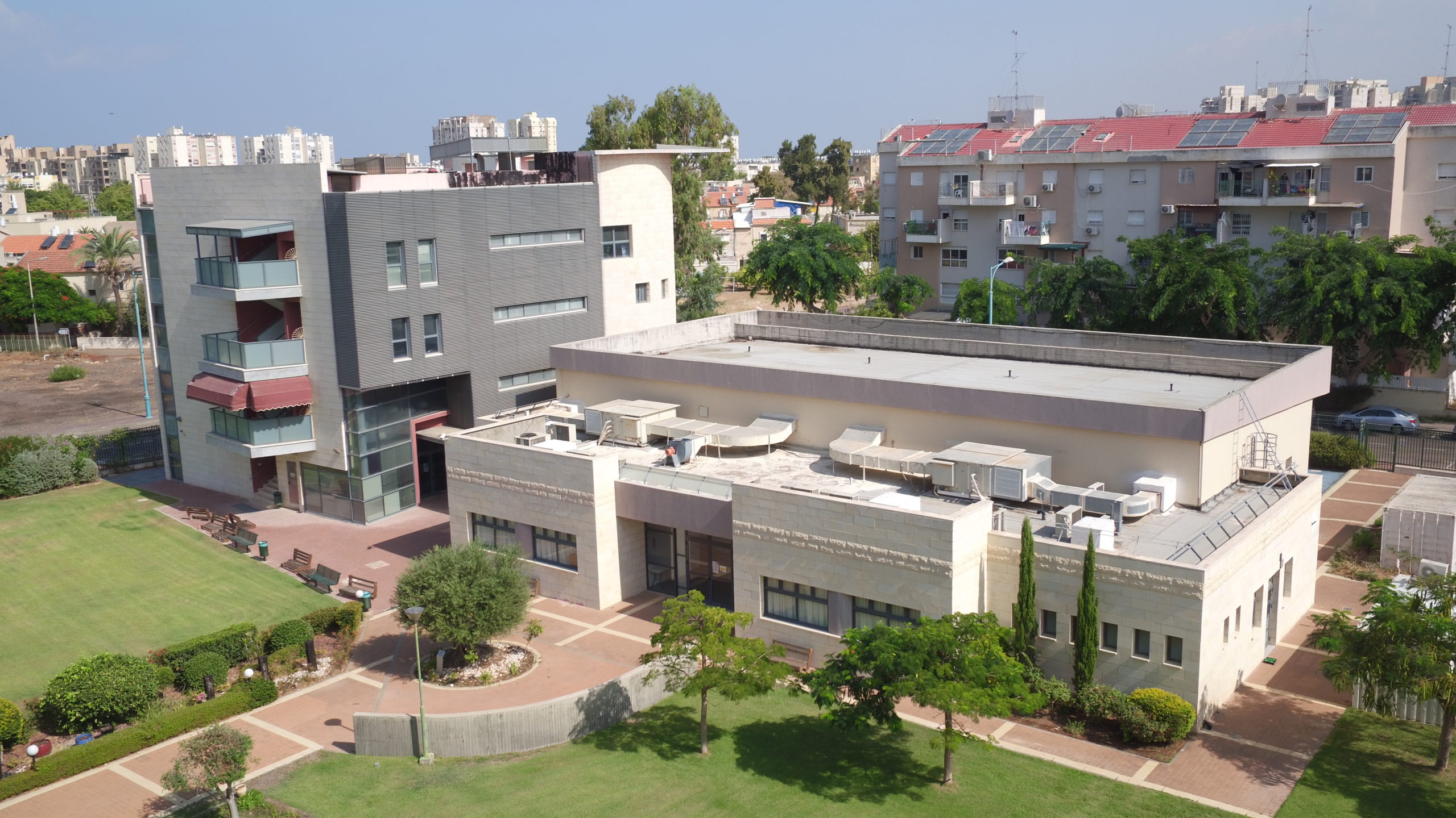 מבט על אולם שלמה ובניין ההנהלה