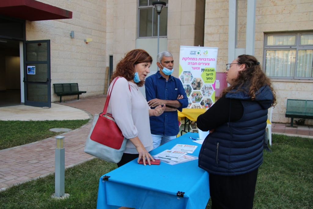 סטודנטיות שומעות על עמותות במסגרת מעורבות חברתית
