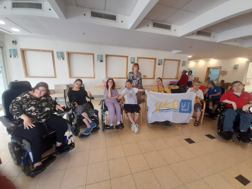 סגל המרצים יחד עם דיירי בית קסלר בתמונה משותפת